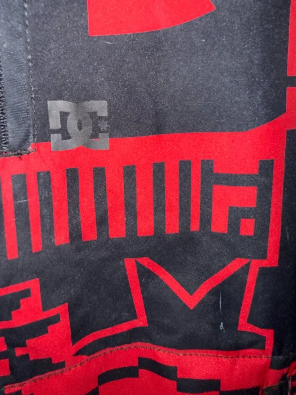 Men's Medium DC Red and Black Graphic Snowboard Jacket